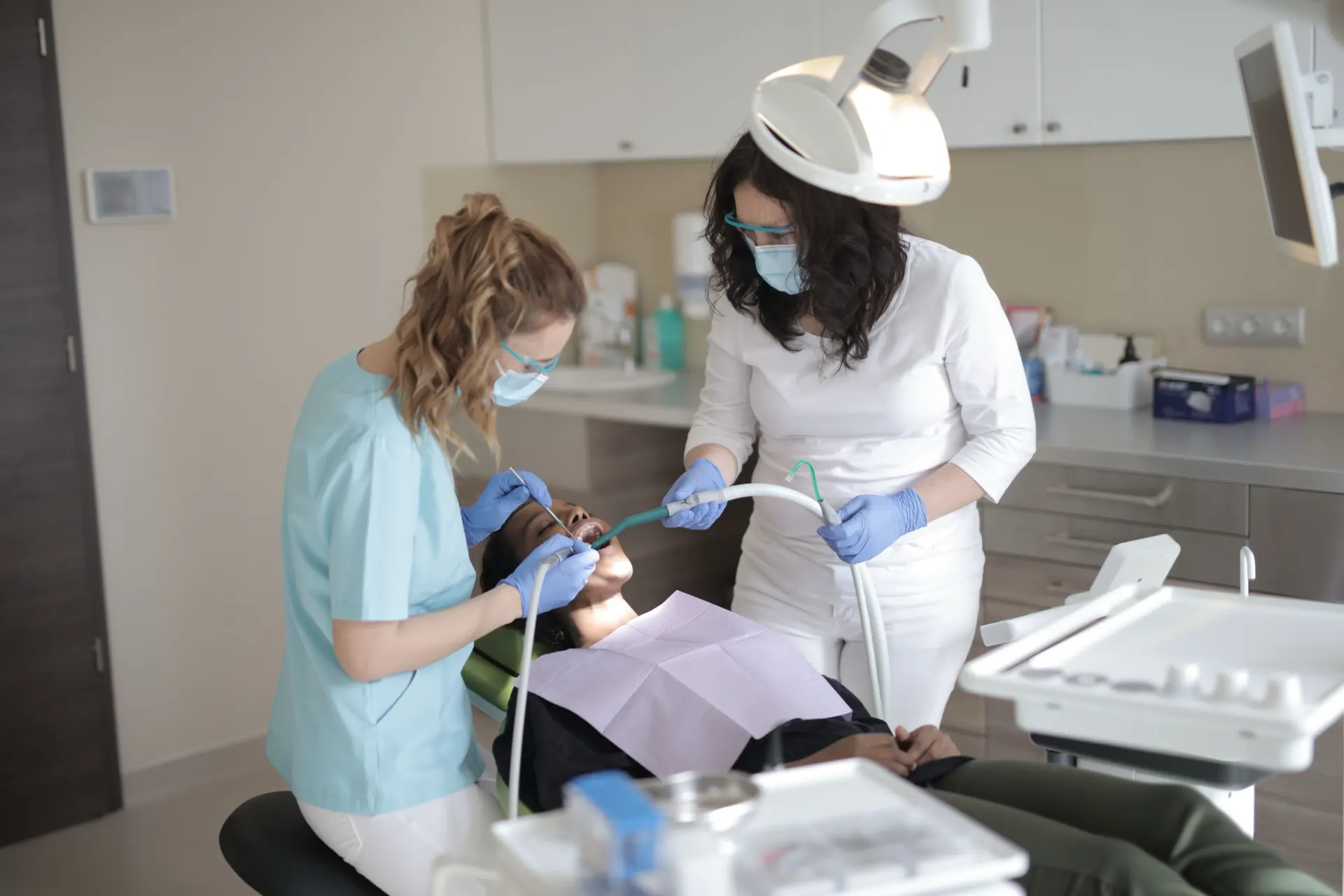 Equipo odontológico atendiendo a una paciente en el consultorio
