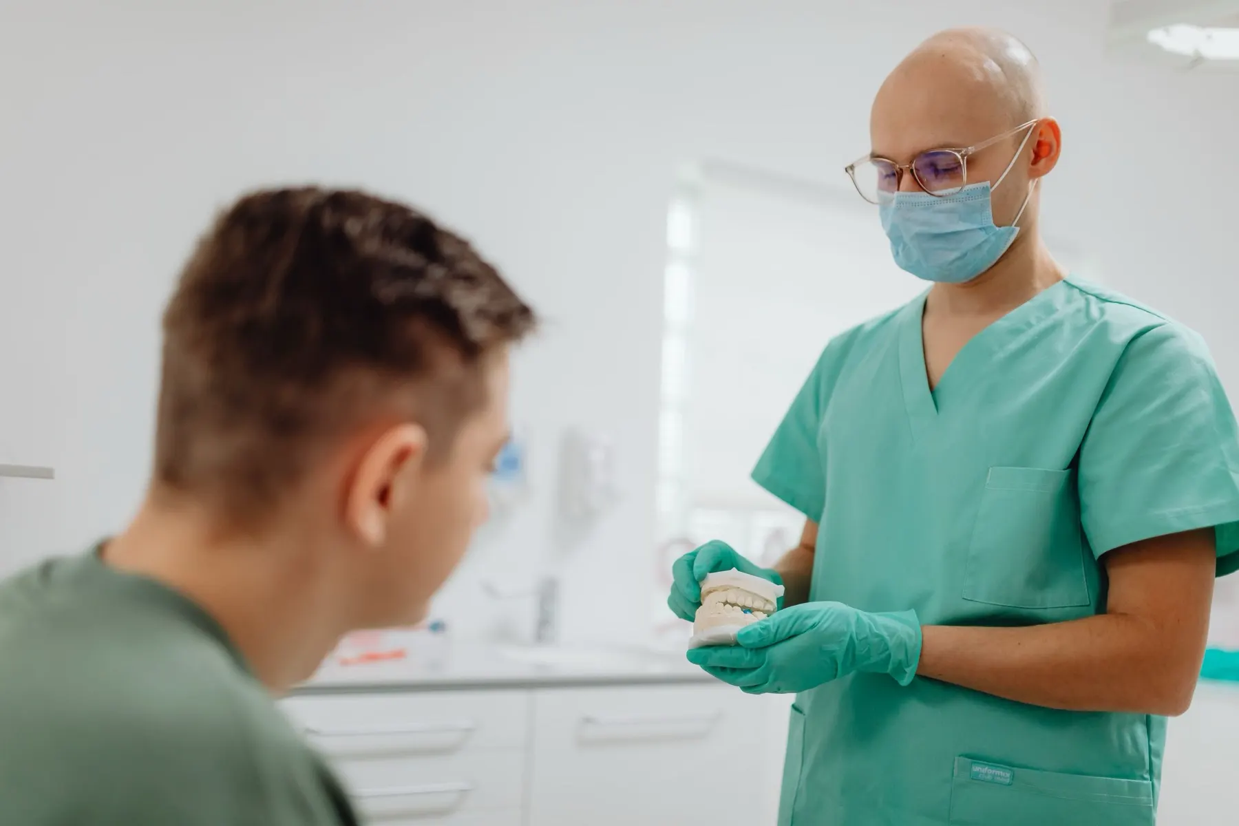 Profesional de la clínica conversando con una paciente